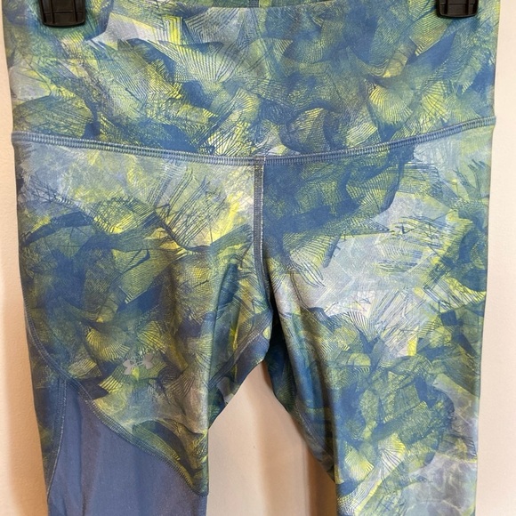 Under Armour Heatgear Women M Blue Green Geometric Mesh Compression Crop Legging - Picture 2 of 6